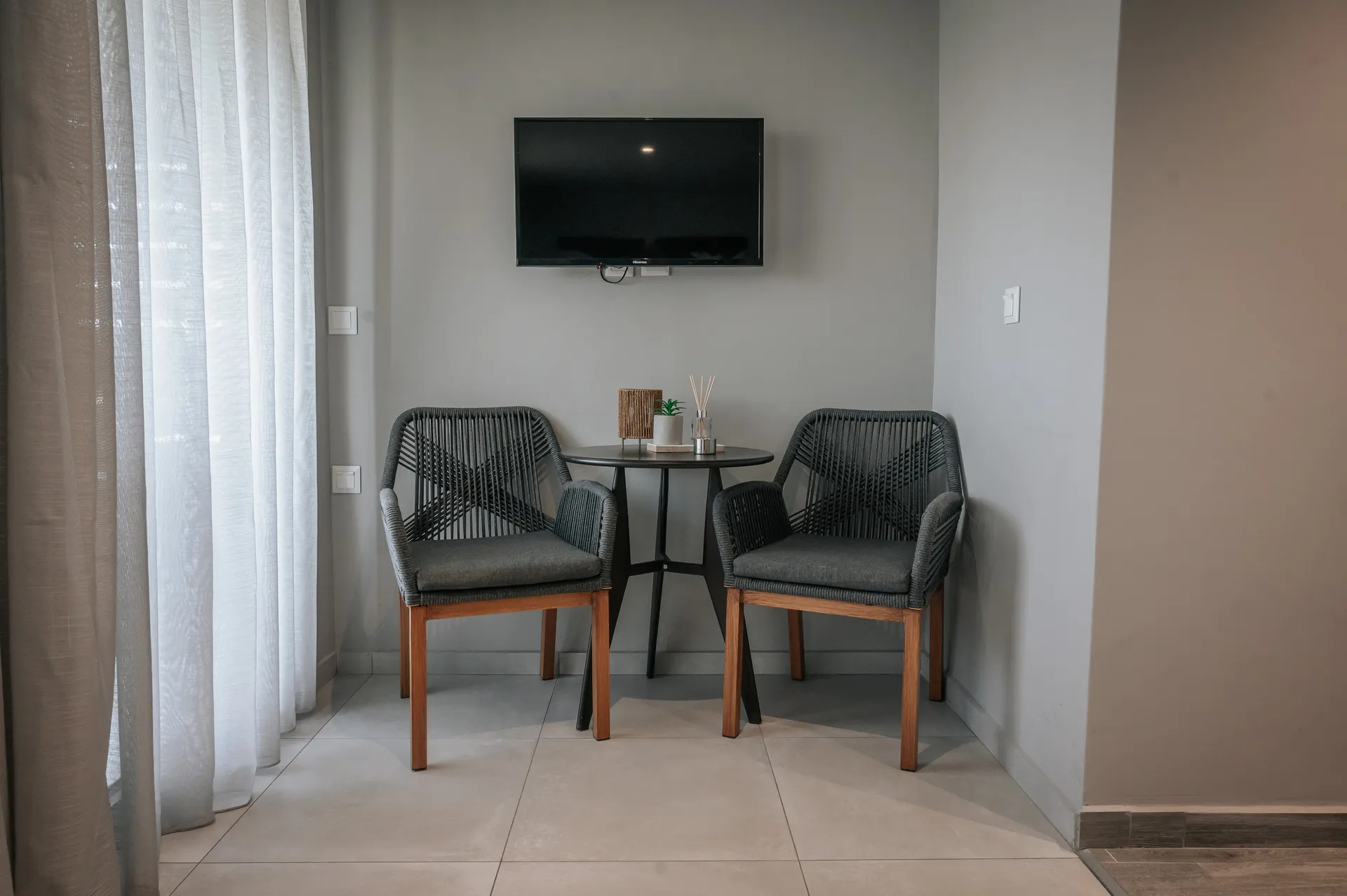 Tiara Holidays - Elizabeth Queen Luxury Rooms - Queen Junior Suite - living room